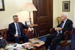  Thaçi takohet me McCainin, bisedojnë për themelimin e ushtrisë së Kosovës