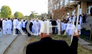 Protestë e specialistëve të mjekësisë për mos zgjatje të kontratave 