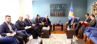 Mustafa takohet me zyrtarë e biznesmenë nga Kosova Lindore, u ofron mbështetje