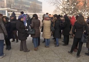  Dhjetëra mjekë specialistë protestojnë për vendet e tyre të punës [video]