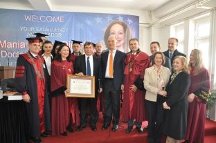 Ambasadorja Dierck nderohet me “Doctor Honoris Causa“ nga Universiteti “Haxhi Zeka”