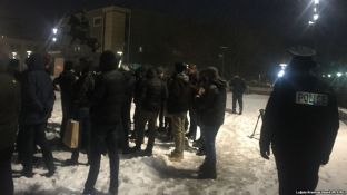 Protestë para ndërtesës së Qeverisë për trenin serb