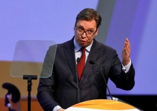Vuçiq “kërcënon” Kosovën përmes “lutjes”: Mos i vrisni serbët