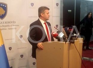 Beqiri: Qeveria nuk rrënon dhe nuk ndërton mure