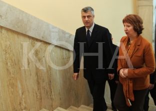 Ashton vjen në Kosovë, dekorohet nga Thaçi