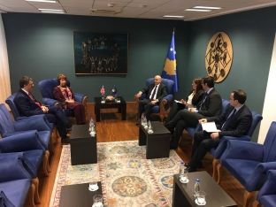 Mustafa pret Ashtonin në takim