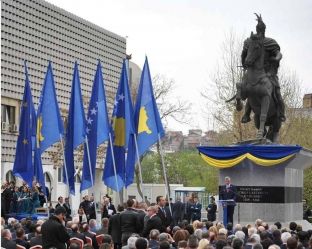 Përkujtimi i luftërave të Skënderbeut nga presidenti Thaçi nuk i pëlqen deputetit Kelmendi