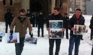 Policia pengon studentët të ekspozojnë foto masakrash serbe në kishën ilegale në kampus të UP-së