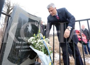 Thaçi “lahet” nga gjaku