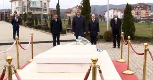  Thaçi përulet para varrit të Rugovës