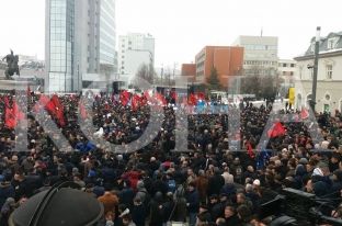  Mijëra vetë në protestën për lirimin e Haradinajt [video]