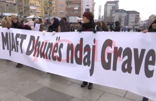 Prishtina u bashkohet shteteve të botës në protestën “Gratë marshojnë” [video]