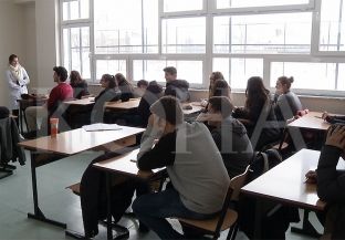  Gjimnazistët e matematikorit kërcënojnë me bojkot nëse s’u jepen bursat [video]