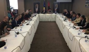 Profesorë e historianë japin dëshmi të krimeve serbe në Kosovë