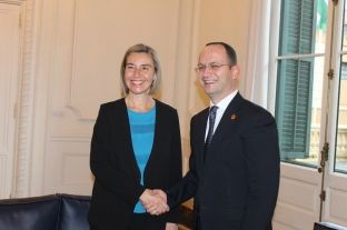 Provokimi serb me tren, temë e takimit Bushati-Mogherini