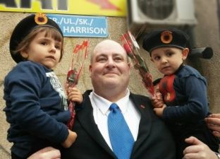 Jon Harrison fton për pastrimin e armëve