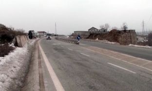 Acari lë gropa me përmasa shqetësuese në Rrugën e Kombit