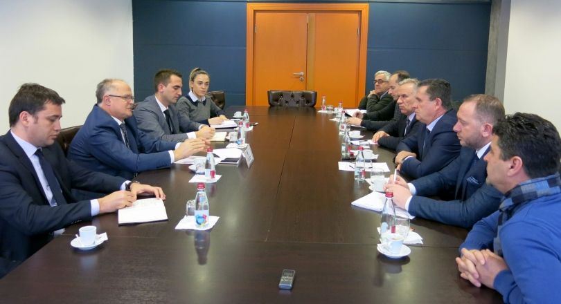Kelmendi me ndërtuesit diskuton për vonesat në leje ndërtimore dhe legalizim të ndërtimeve