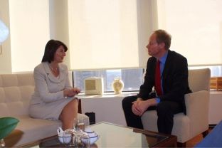  Në kërkim të drejtësisë për gratë e dhunuara, Jahjaga takon ambasadorin britanik në OKB