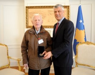 Thaçi dekoron akademik Idriz Ajetin: Jeni Çabej i Kosovës!
