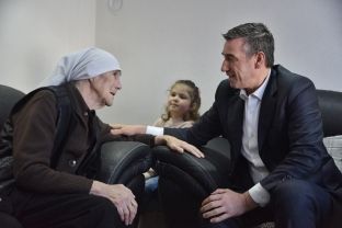 Veseli viziton familjen e dëshmorit Edmond Hoxha, thotë se të gjithë kanë obligim ruajtjen e lirisë 