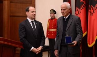 Nishani dekoroi 35 familje që strehuan hebrenjtë