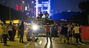  Greqia i përgjigjet Turqisë pse nuk i ekstradoi tetë puçistët