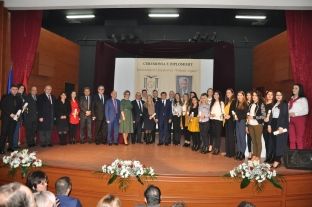  Diplomuan 24 studentët e parë të Universitetit “Fehmi Agani” në Gjakovë