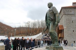 Haradinaj nga Franca përkujton bashkëluftëtarin e tij në 20 vjetorin e rënies