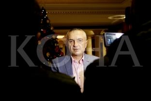  Meta fajëson partitë maqedonase për krizën politike, përkrah platformën shqiptare