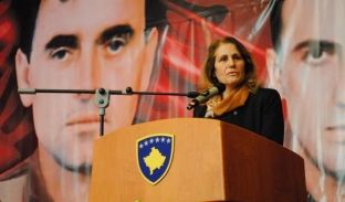 Motra e Edmond Hoxhës: Komandantët nuk e donin Kosovën siç është sot