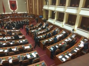 Degjeneron seanca plenare, deputetët e PD “rrethojnë” Tahirin në foltoren e Kuvendit