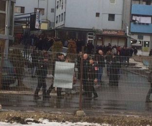 Serbët po ruajnë murin te Ura e Ibrit në Mitrovicë