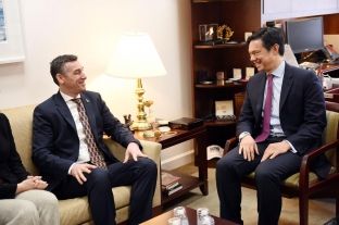 Takohen Veseli e Hoyt Brian Yee: Detyrimet e përmbushura e forcojnë shtetësinë e Kosovës