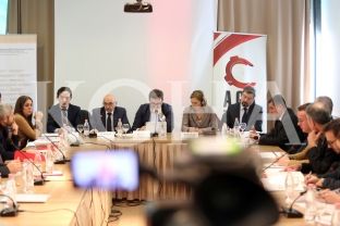 Kryeministri premton mosndërhyrje në punën e gazetarëve, Bajrami përmend ndërhyrjet