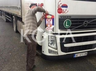 Shpediteri detyron shoferin të heqë flamurin serb nga kamioni