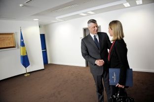  Thaçi: Pajtohem me Mogherinin se duhet ndërtuar ura e jo mure