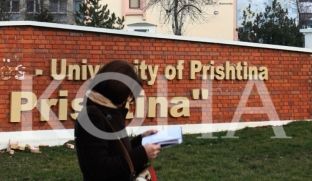 UP-ja u ndërpret kontratat 15 profesorëve që punonin në dy vende e s’mbanin ligjërata [video]