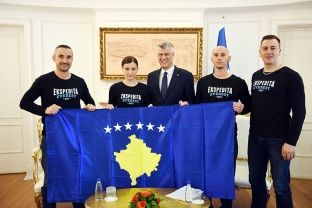 Thaçi ua dorëzon alpinistëve flamurin e Kosovës për ta ngritur në majën e Everestit