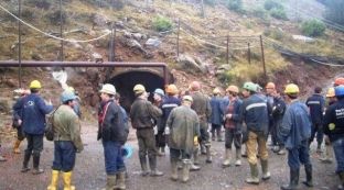 Vijon kërkimi për tre minatorët kinezë në Bulqizë