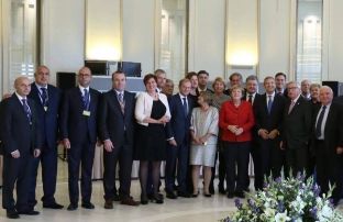 EPP-ja mirëpret rrëzimin e murit, vlerëson rolin e kryeministrit Mustafa