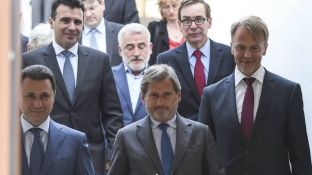 Hahn sjell ofertën për zgjidhjen e krizës në Maqedoni
