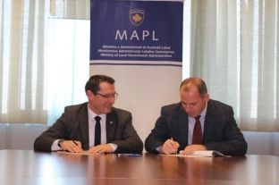 MAPL e komuna e Drenasit me marrëveshje për asfaltimin e rrugës në Godanc