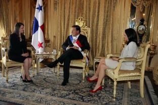 Rudi dorëzon letrat kredenciale te presidenti i Panamasë