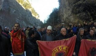 Veteranët marshojnë kundër matjes së territorit