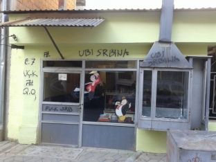 Grafitet kundër serbëve në Gjilan shqetësojnë Kishën Ortodokse Serbe