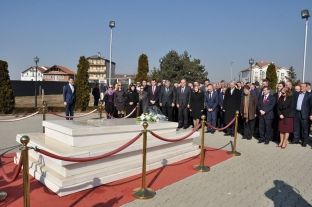 Një delegacion i LDK-së bëri homazhe te varri i Rugovës