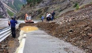 Rrëshqitje dheu në rrugën Pejë-Bogë, rekomandohet kujdes