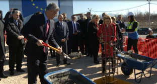  Gur në themelin e shtetit po cilësohet gurthemeli i pikë-kalimit kufitar në Merdarë me Serbinë [video]