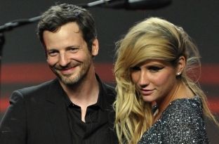  Kesha tërheq akuzat